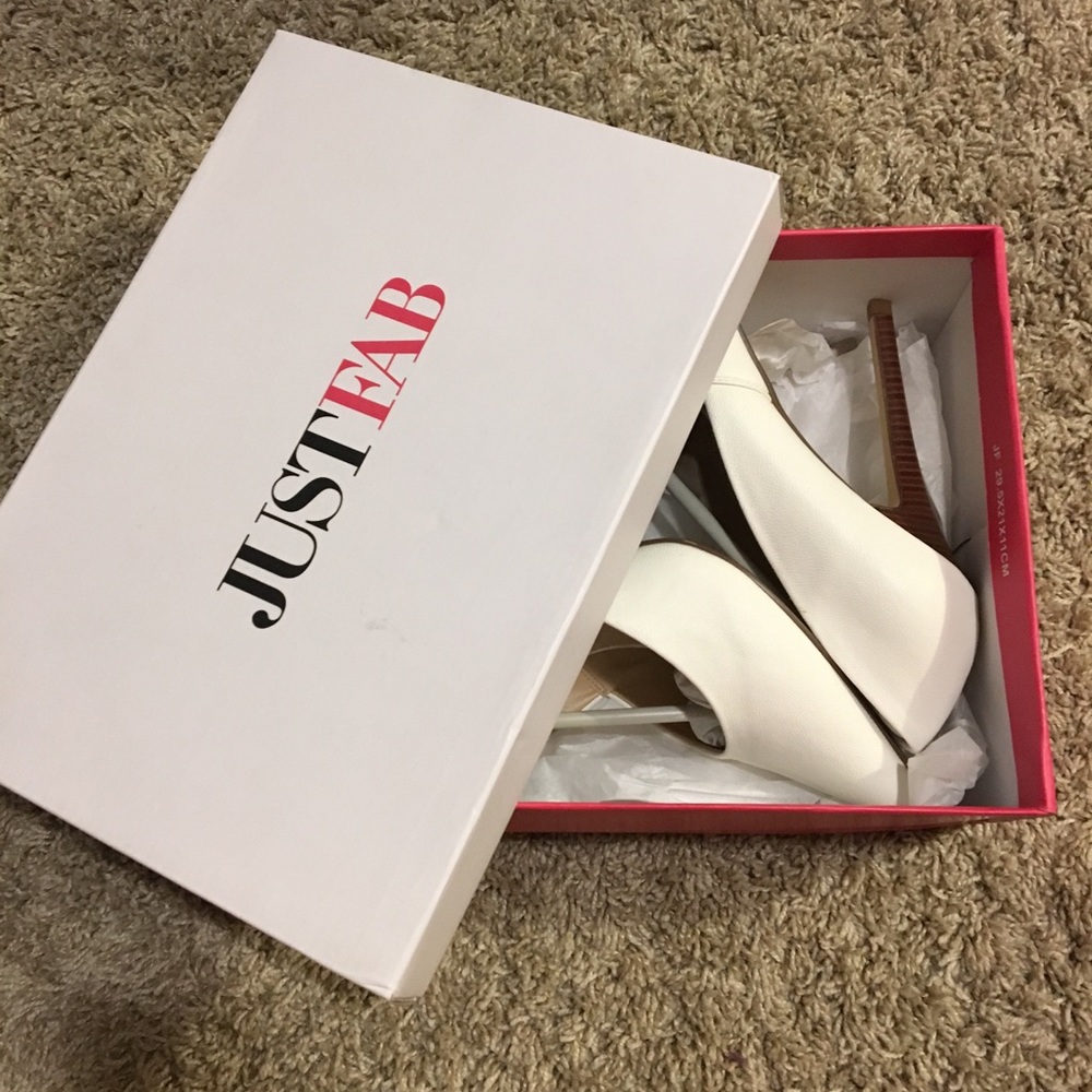 JustFab white pumps! Size 8.5